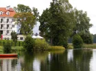 Hotel znajduje się wprost nad brzegiem jeziora