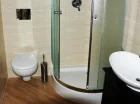 Każdy pokój i apartament posiada prywatną łazienkę z kompletem ręczników