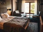 Pokoje lux 4* są wyposażone w duże łóżko oraz rozkładaną kanapę