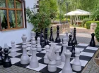 Jest też stanowisko do grillowania, miejsce na ognisko i grę w wielkie szachy