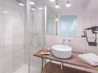 Każdy z pokoi posiada prywatną łazienkę z kabiną prysznicową
