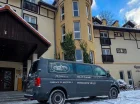 Zimą hotel organizuje transport skibusem do ośrodków narciarskich