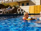 Latem goście mogą skorzystać z zewnętrznego basenu oraz tarasu słonecznego
