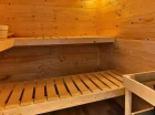 Dodatkowo obok mieści się sauna, w której można oddać się relaksowi