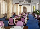 Hotel wyróżnia przestronna restauracja z pięknym widokiem na park zdrojowy