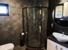 W nowoczesnej łazience jest kabina prysznicowa