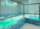 W strefie wellness goście mogą skorzystać z dużego jacuzzi