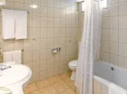 Każdy pokój posiada prywatną łazienkę z suszarką do włosów i kompletem ręczników