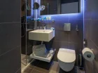 Każdy pokój posiada prywatną łazienkę z kabiną prysznicową i suszarką do włosów