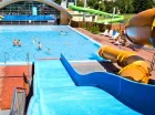 Latem aquapark oferuje także zewnętrzną strefę basenową ze zjeżdżalniami