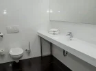 Każdy pokój posiada prywatną łazienkę z prysznicem oraz suszarką