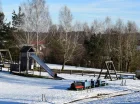 Na dzieci czeka duży plac zabaw z różnymi atrakcjami, w tym tyrolką