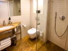 Łazienki są nowoczesne, wyposażone w kabiny prysznicowe i suszarki do włosów