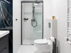 A także elegancka łazienka z nowoczesną kabiną prysznicową