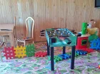 Przygotowano tutaj różne zabawki i miejsca do siedzenia dla rodziców