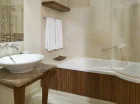 Pokój classic posiada stonowaną wygodną łazienkę