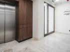 Apartamentowiec jest nowoczesnym budynkiem z windą