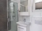 W łazienkach znajdują się kabiny prysznicowe