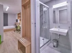 Każdy pokój posiada własną łazienkę z kabiną prysznicową