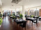 W hotelu mieści się elegancka restauracja z panoramicznym widokiem na jezioro