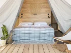 Sypialnia Forest Lodge S z gniazdkami i lampkami nocnymi