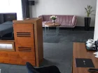 Z drugiej strony pokoju jest część dzienna z kanapą