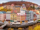 Mieści się w centrum uzdrowiska, u podnóża Jeleniego Skoku