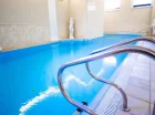 Goście mogą korzystać z wewnętrznego basenu