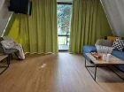 Domki są dwupoziomowe, na dole salon, osobna sypialnia i łazienka