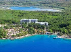 Magal Hotel by Aminess*** położony jest pośród drzew i tylko 100 m od plaży