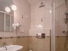 Prywatne łazienki posiadają prysznice i suszarkę do włosów