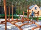 Dzieci mogą tu skorzystać z drewnianego placu zabaw