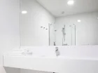 Każdy pokój dysponuje łazienką z prysznicem, suszarką i ręcznikami