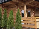 Stylowe drewniane domy posiadają tarasy z grillem i widokiem na góry