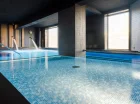W obiekcie Villa Verdi jest duży basen wewnętrzny z atrakcjami wodnymi