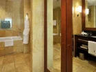 Łazienki wyposażone są w wannę oraz osobną kabinę prysznicową
