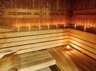 Goście mogą skorzystać z suchej sauny, dostępnej w strefie FIT