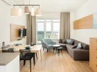 Salon 6-osobowego apartamentu jest przestronny, a całość ma 60-80 m2 pow.