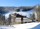 Zimą można skorzystać z okolicznych tras narciarskich
