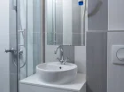 Nowoczesne łazienki wyposażono w kabiny prysznicowe lub wanny