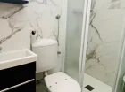 W kompaktowych łazienkach zmieszczono pełen węzeł sanitarny