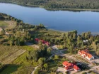 Hotel jest położony nad jeziorem Gołdap w uzdrowiskowym miasteczku Gołdap
