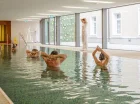 W jednym z basenów są organizowane zajęcia z aqua aerobiku