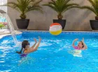 Dzieci uwielbiają zabawy na basenie