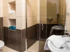 Każdy pokój jest wyposażony w łazienkę z prysznicem