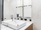 Łazienki są nowoczesne i eleganckie