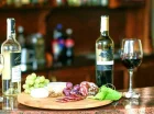 Smak potraw z karty wzbogacają starannie selekcjonowane wina