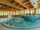 Hotel dysponuje krytym basenem z przeciwprądem, kaskadą i jacuzzi