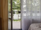 Warto wybrać pokój z balkonem z widokiem na jezioro