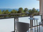 Z balkonu rozpościera się kojący widok adriatyckiego wybrzeża